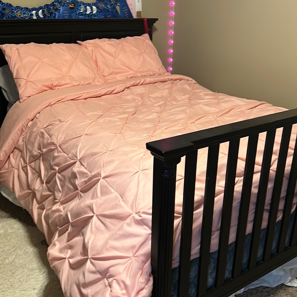Pillowfort comforter Full/Queen size w/2 pillow shams standard